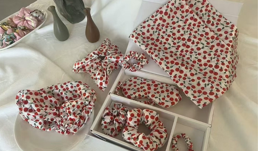 Exquisite complete headdress gift box design